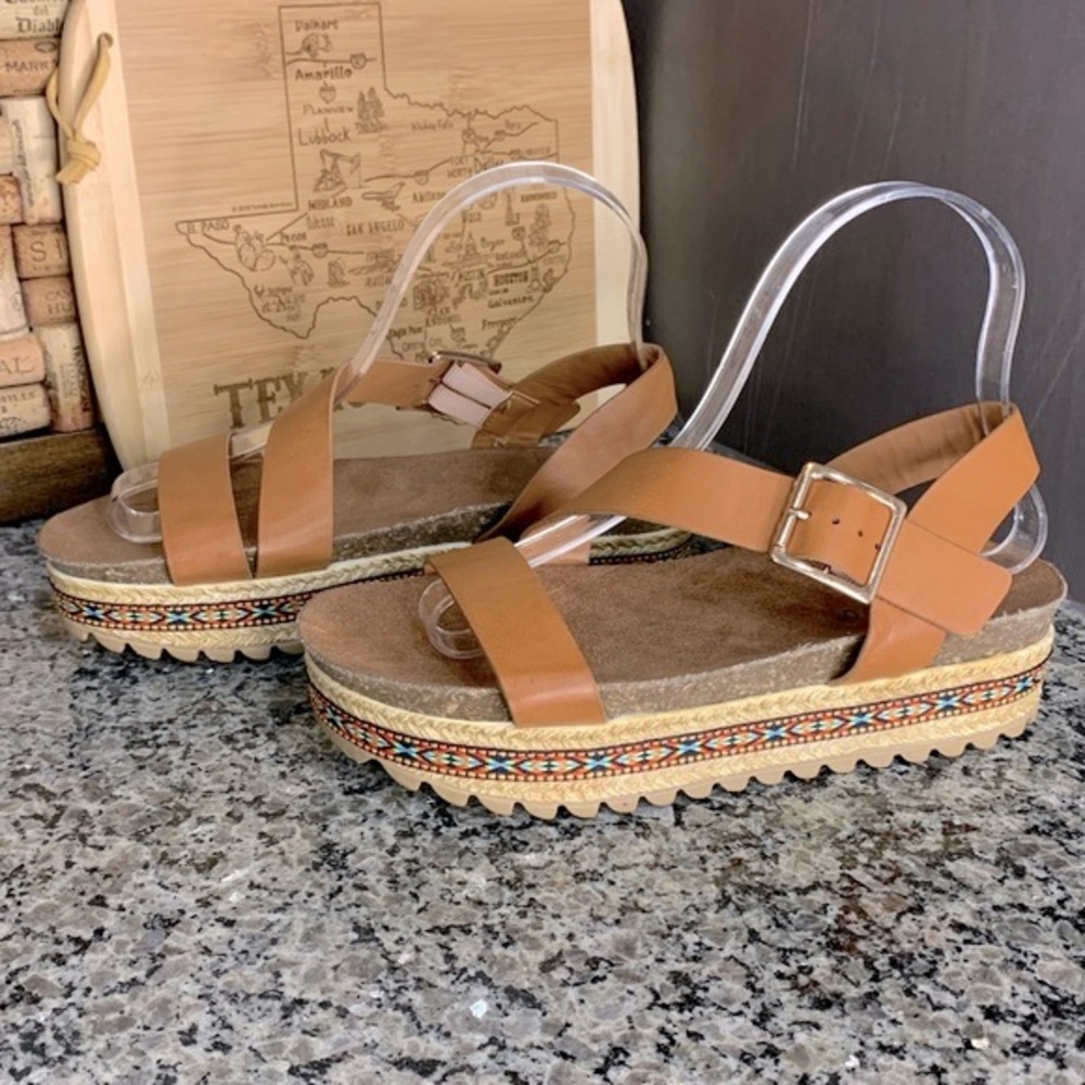 BAMBOO Lacey Tan Flatform Sandals Size 5 1/2 - Picture 2 of 10